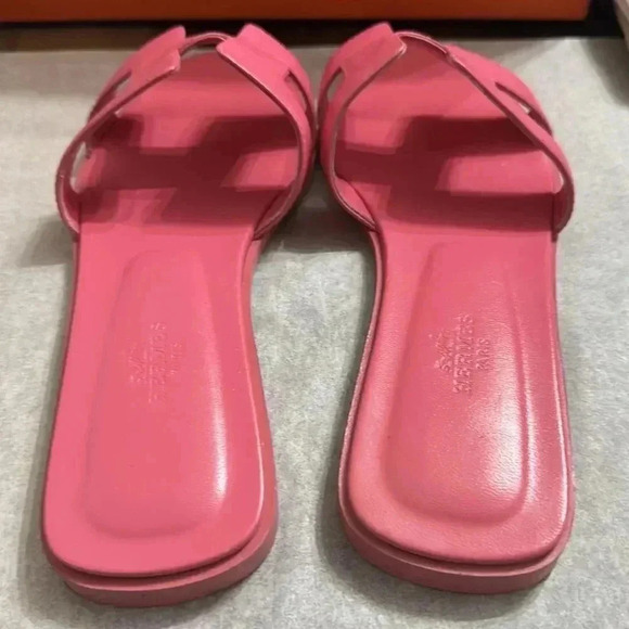 HERMES Oran sandal 
Rose De Venise
Gently used 
Wore 1 time on a vacation - Picture 11 of 12